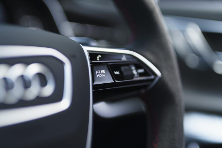 Детали интерьера Audi RS6 Avant (C8) 2020 года  (UK) (фото 115 из 150)